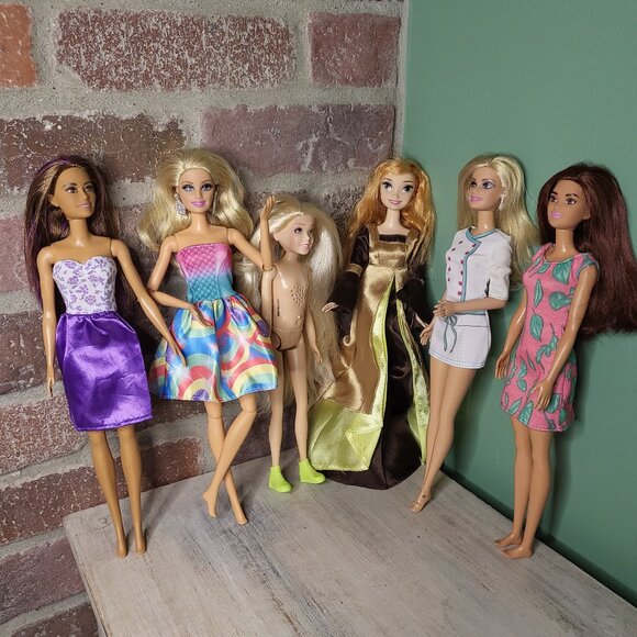 6 Barbie dolls in different outfits - Picture 1 of 7